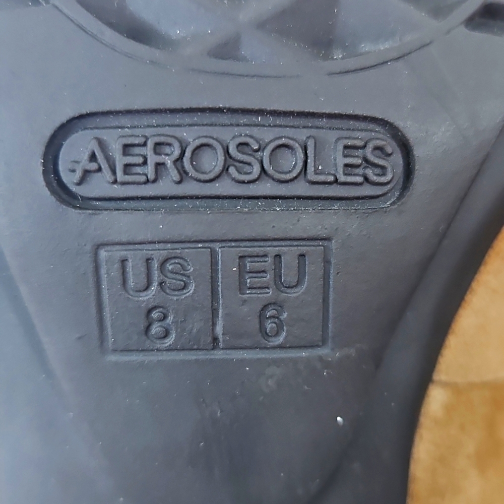 AEROSOLES Tan Mary Jane Heels with Gold Buckle Size 8 - Picture 7 of 8